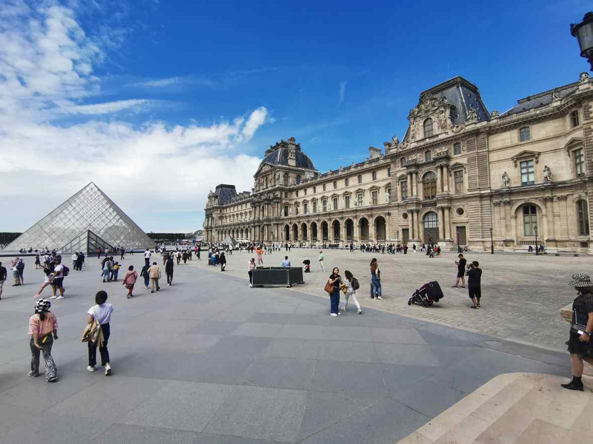 卢浮宫金字塔